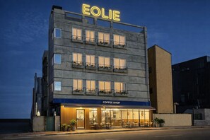 施設の正面 (日没後)