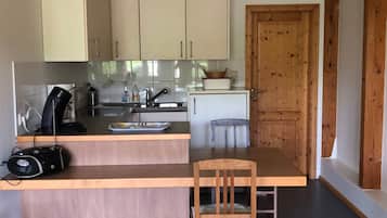 Fridge, oven, stovetop, coffee/tea maker