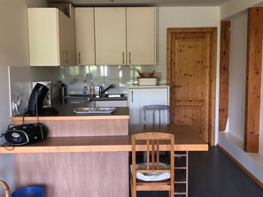 Kühlschrank, Ofen, Herdplatte, Wasserkocher mit Kaffee-/Teezubehör