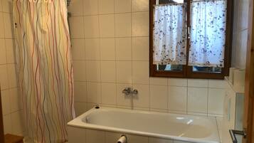 Douche, sĂšche-cheveux, serviettes fournies