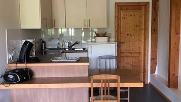 Fridge, oven, stovetop, coffee/tea maker