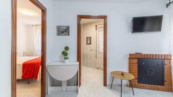 Tabla de planchar con plancha, wifi y ropa de cama