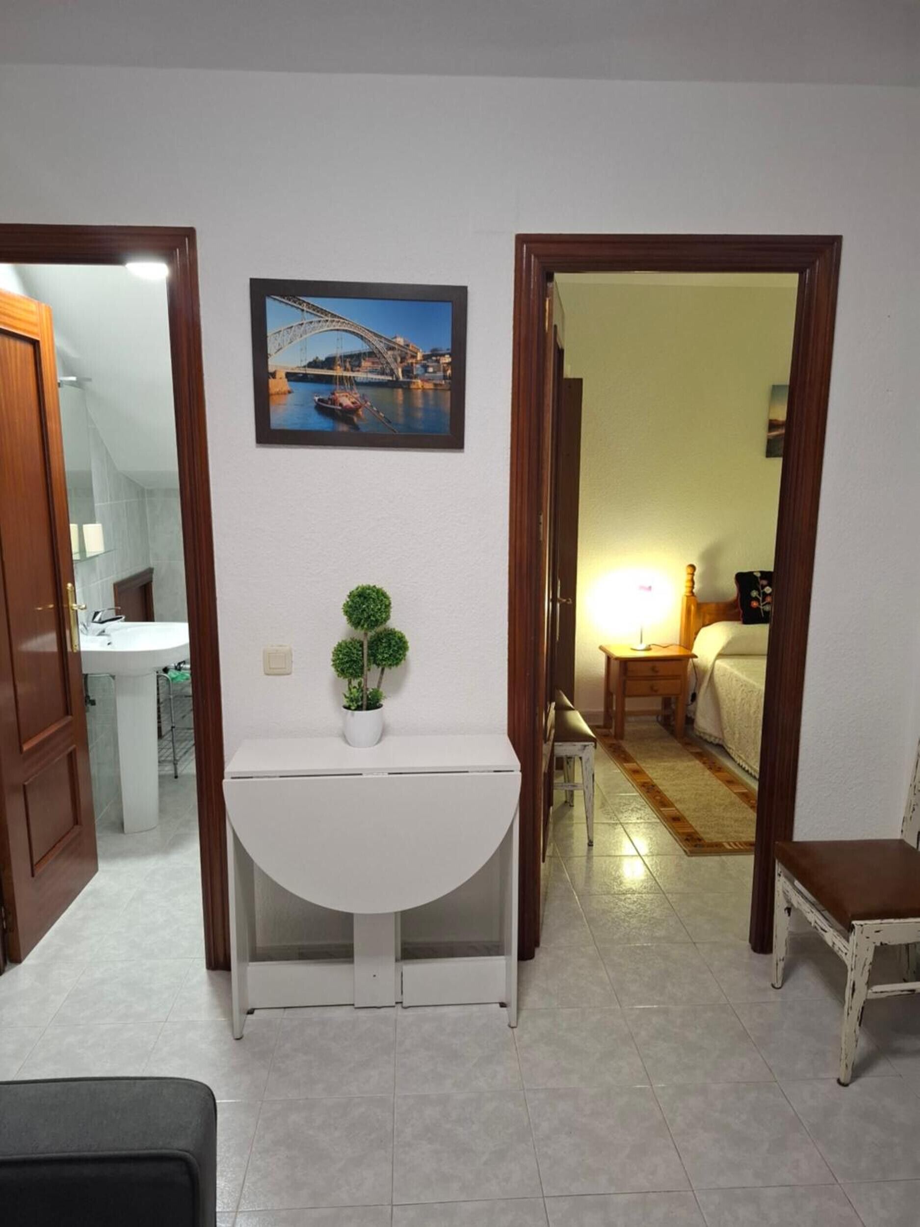 Een strijkplank/strijkijzer, wifi, beddengoed