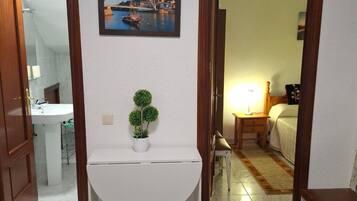 Een strijkplank/strijkijzer, wifi, beddengoed