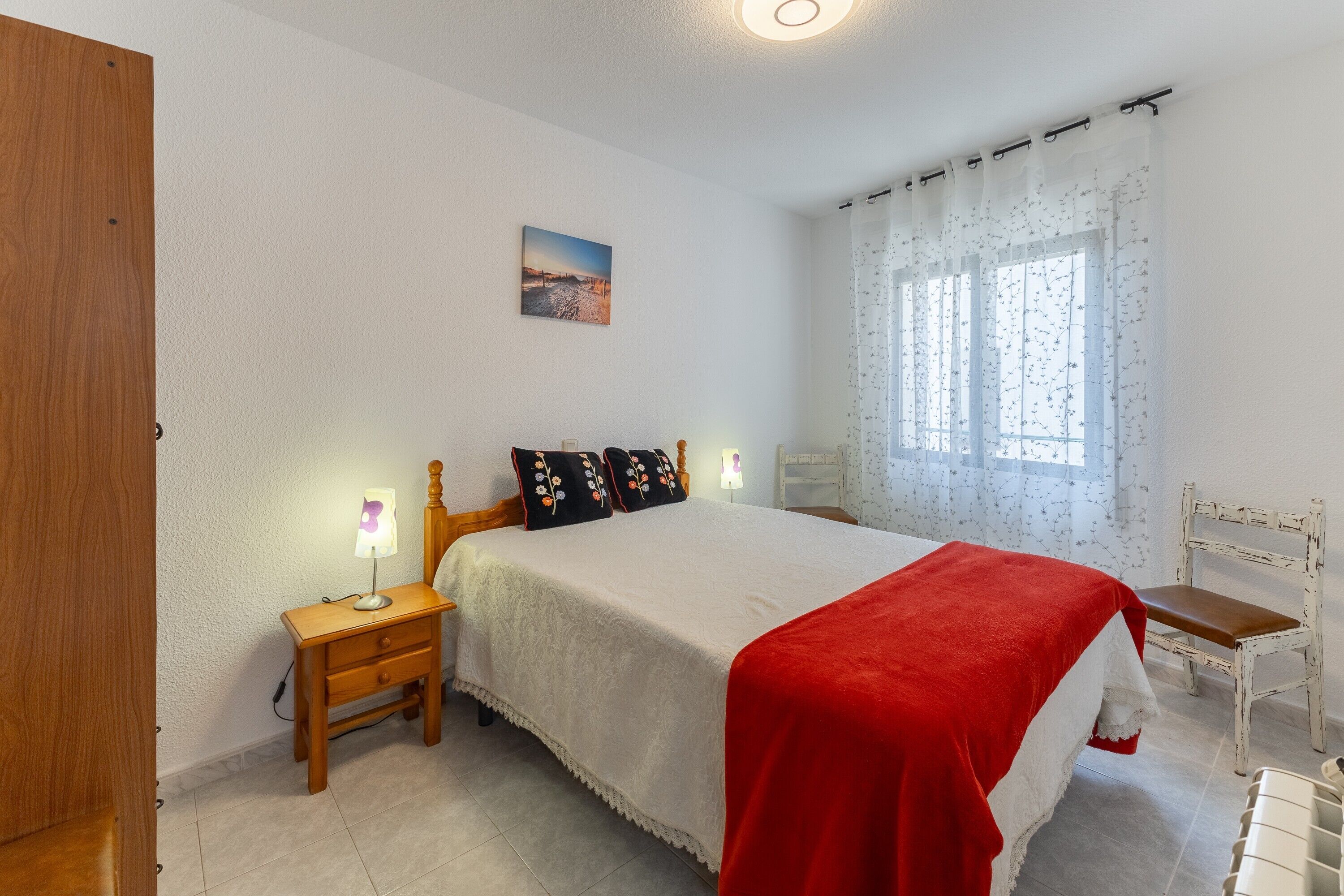 Een strijkplank/strijkijzer, wifi, beddengoed