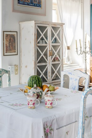 Dining - Suite Apartment with Shared Terrace, Private Garden and Wi-Fi (Αίγινα)