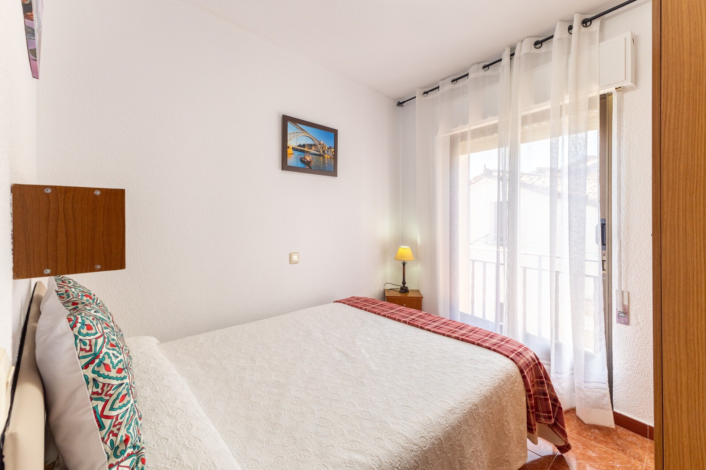 Tabla de planchar con plancha, wifi y ropa de cama 