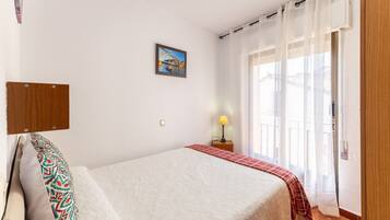 Tabla de planchar con plancha, wifi y ropa de cama