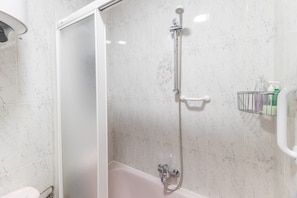 Een douche, een haardroger, handdoeken