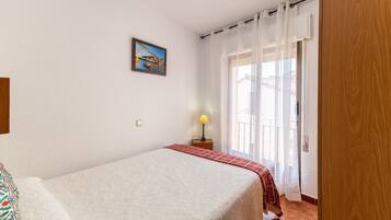 Een strijkplank/strijkijzer, wifi, beddengoed