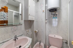 Douche, séchoir à cheveux, serviettes fournies