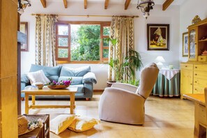 Smart TV, fireplace, books - MALLORCA VILLA CAS SERRI SON SERRA DE MARINA (Son Serra de Marina)