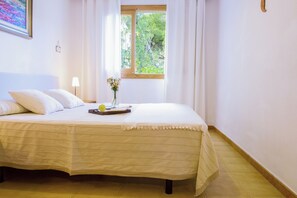 4 habitaciones, tabla de planchar con plancha, cuna de viaje y internet 