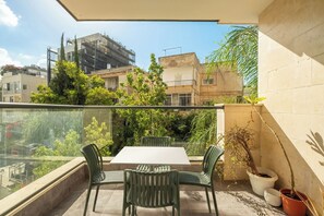 Apartment | Balcony - Modern City Apartment by Sea N' Rent (Tel Aviv)
