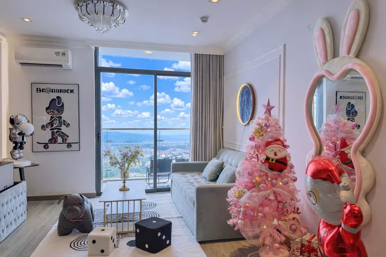 Deluxe Apartment, City View | Living area