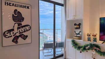 Deluxe Apartment, Beach View | Living area