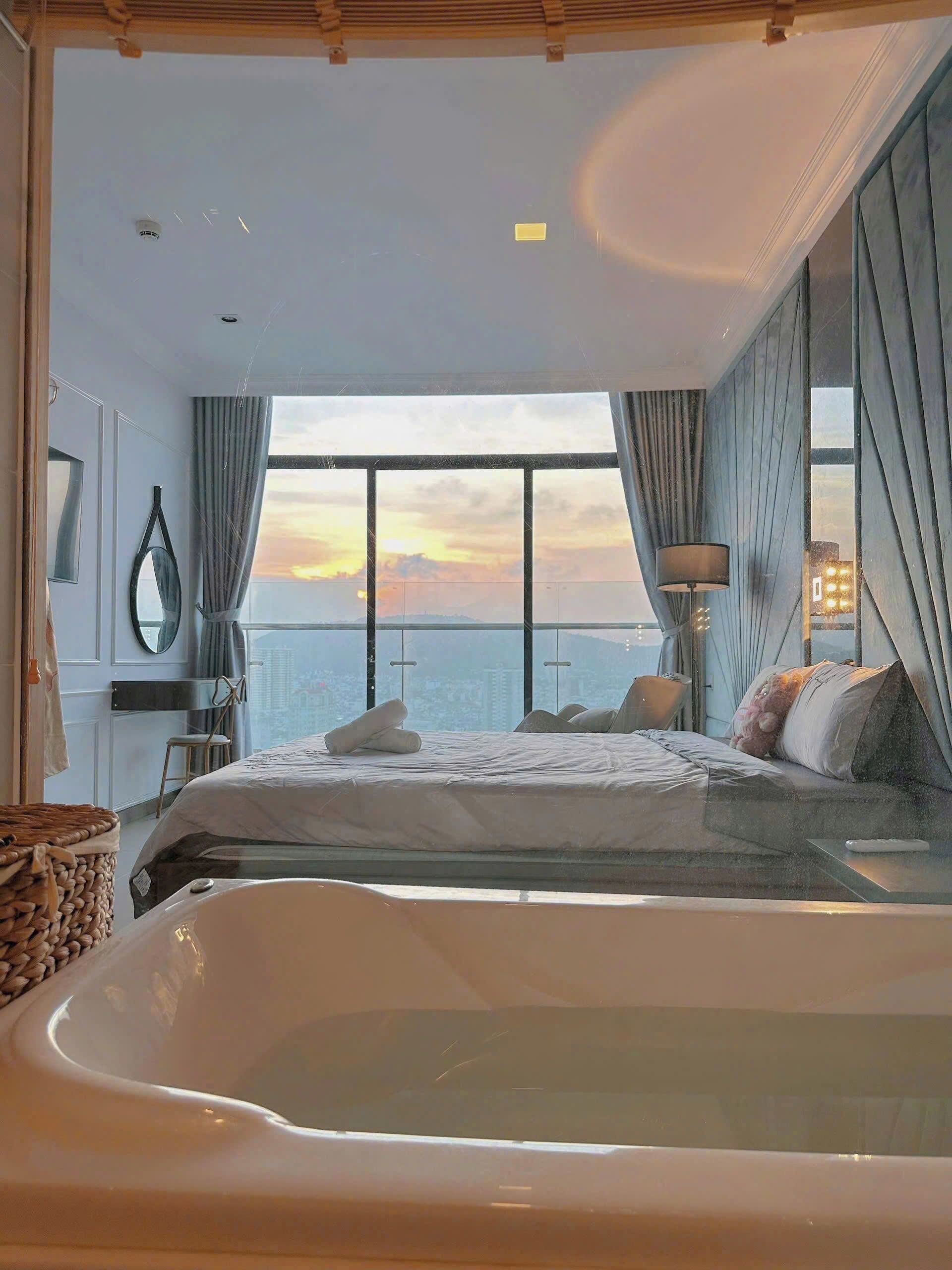 Deluxe Apartment, City View | Bathroom | Slippers, towels, soap, shampoo