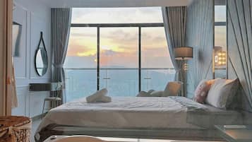 Deluxe Apartment, City View | Bathroom | Slippers, towels, soap, shampoo