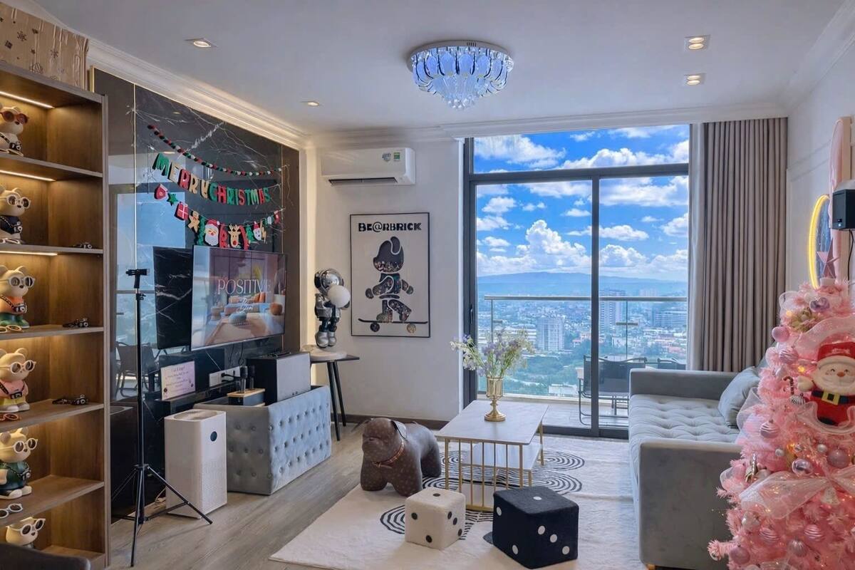 Căn hộ Deluxe, quang cảnh thành phố | Khu phòng khách | Smart TV 55-inch có truyền hình cáp