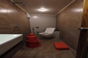 Shower, free toiletries, towels, soap - Hotel Darshan Amreli (Amreli)