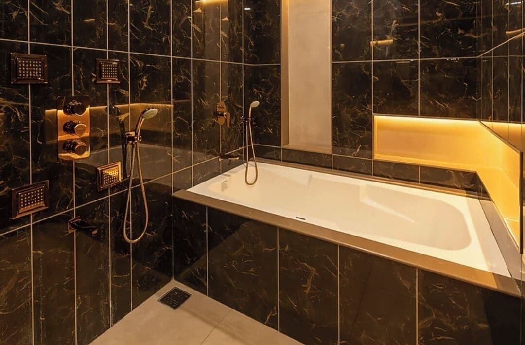 Ducha, artículos de higiene personal gratuitos, toallas y jabón