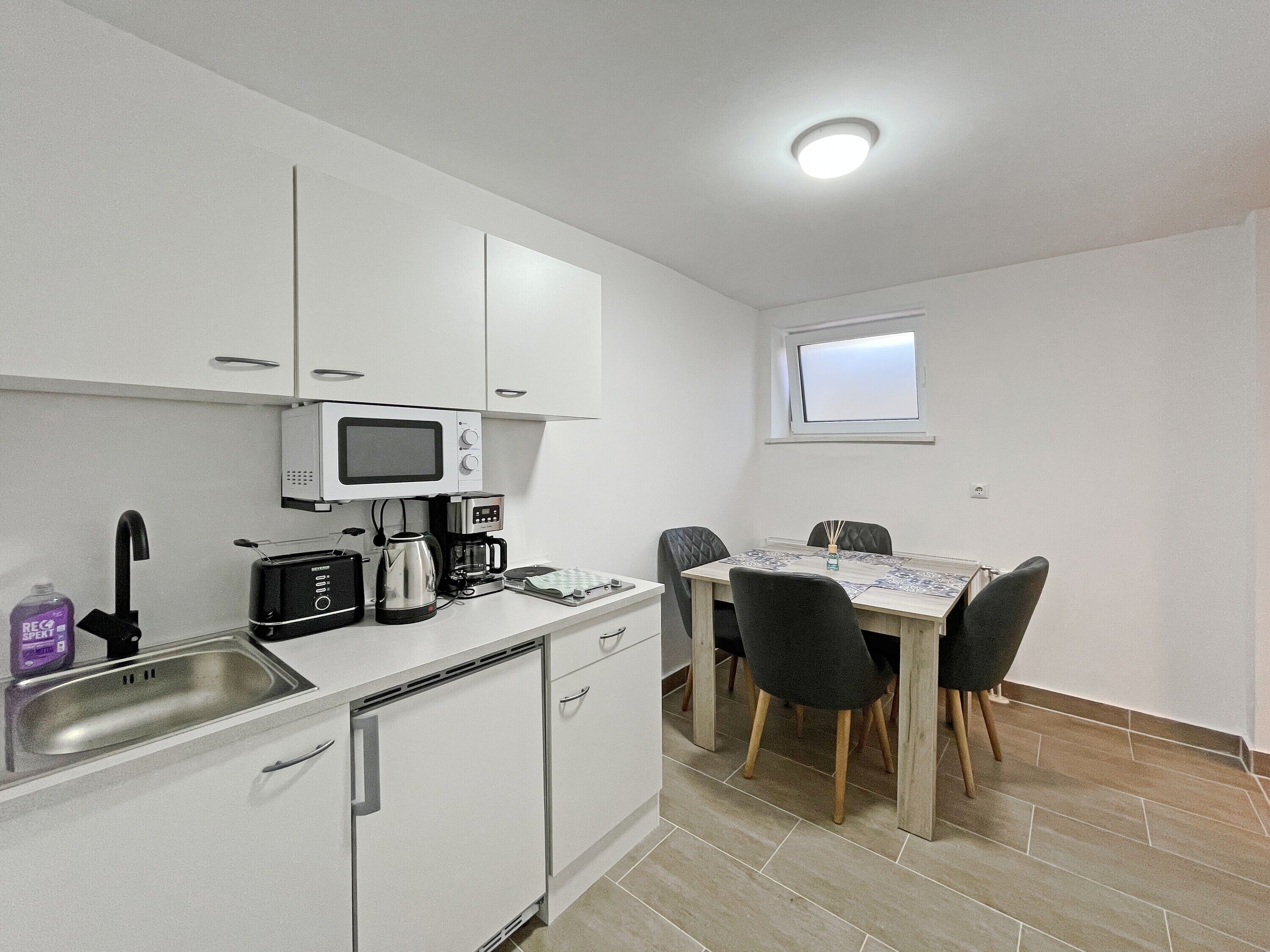 Kjøleskap, mikrobølgeovn, kokeplater og kaffetrakter/tekoker