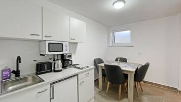 Kjøleskap, mikrobølgeovn, kokeplater og kaffetrakter/tekoker