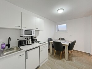 Kühlschrank, Mikrowelle, Herdplatte, Wasserkocher mit Kaffee-/Teezubehör