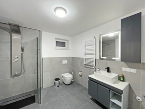 Een douche, een haardroger, handdoeken