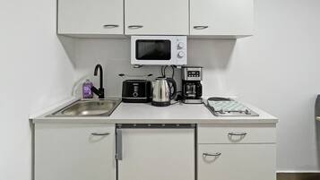 Kühlschrank, Mikrowelle, Herdplatte, Wasserkocher mit Kaffee-/Teezubehör