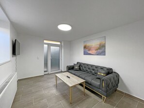 TV - Apartment 'Ferienwohnung 2' with Shared Garden and Wi-Fi (Ichenhausen)