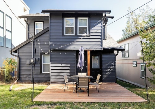 Modern West Plaza Home Walkable to Plaza 1127