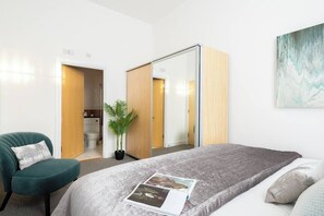 3 室のベッドルーム、デスク、アイロン / アイロン台、WiFi