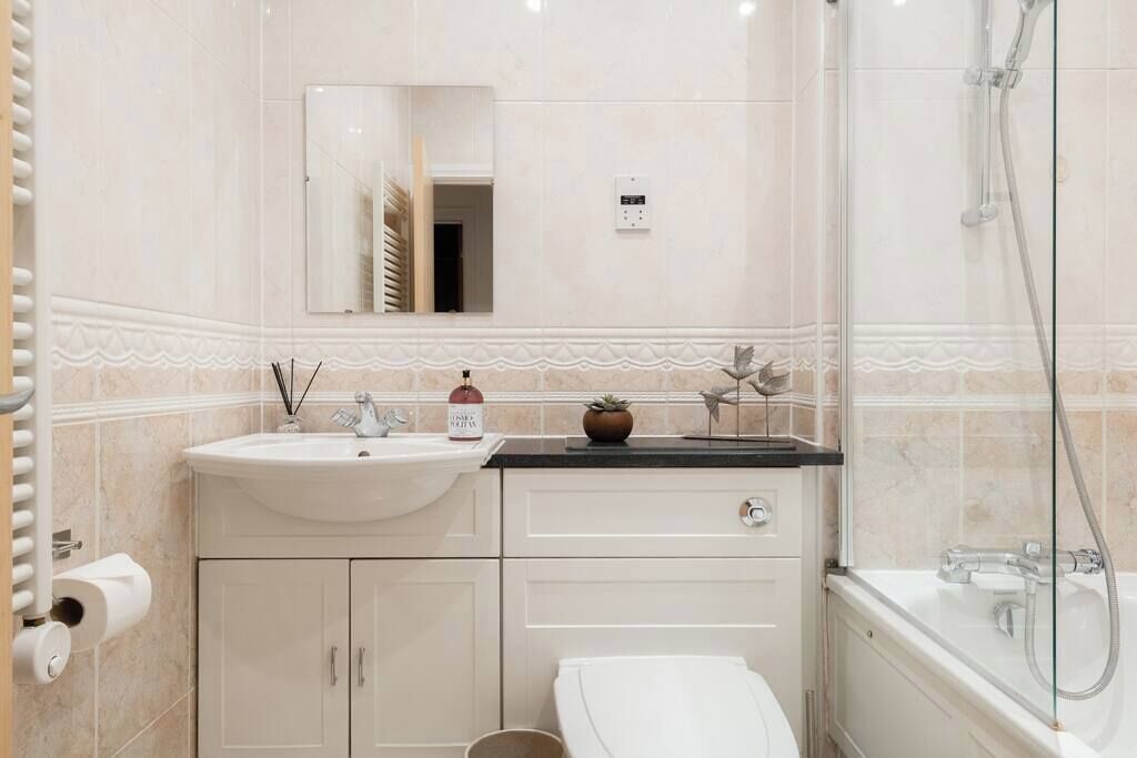 Douche, sèche-cheveux, serviettes fournies, shampoing