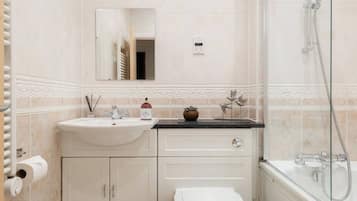 Douche, sèche-cheveux, serviettes fournies, shampoing