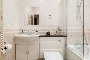 Shower, hair dryer, towels, shampoo - Modern and Spacious 3 bed apt next to The Shard (Greater London)