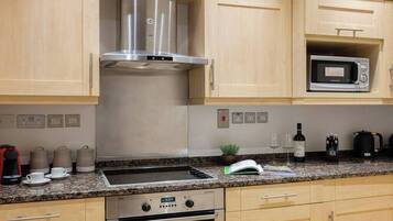 Køleskab, mikrobølgeovn, ovn, kogeplade