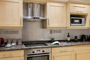 冷蔵庫、電子レンジ、オーブン、コンロ