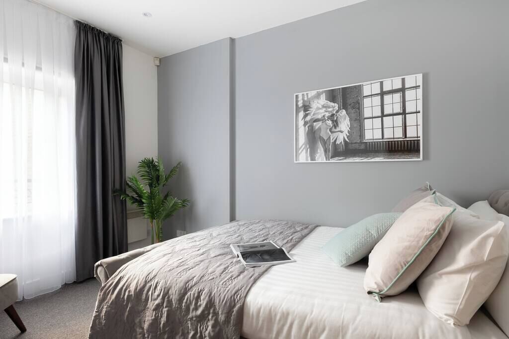 Desk, iron/ironing board, WiFi, bed sheets