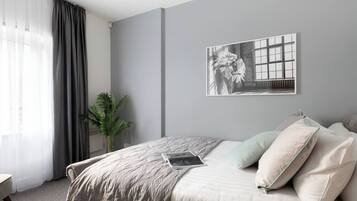 Desk, iron/ironing board, WiFi, bed sheets