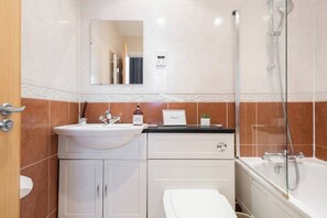 Shower, hair dryer, towels - Modern and Spacious 3 bed apt next to The Shard (Greater London)