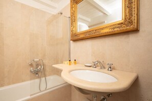 Bidet, towels, shampoo, toilet paper - Santa Maria Novella Duplex (Florence)