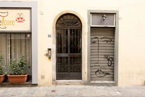 Un bâtiment dont la devanture porte l’inscription « El core » et qui est doté d’une porte métallique fermée sur laquelle est dessiné un visage.