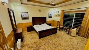 Habitación doble Deluxe, vista a la montaña | Insonorización, tabla de planchar con plancha y wifi gratis 