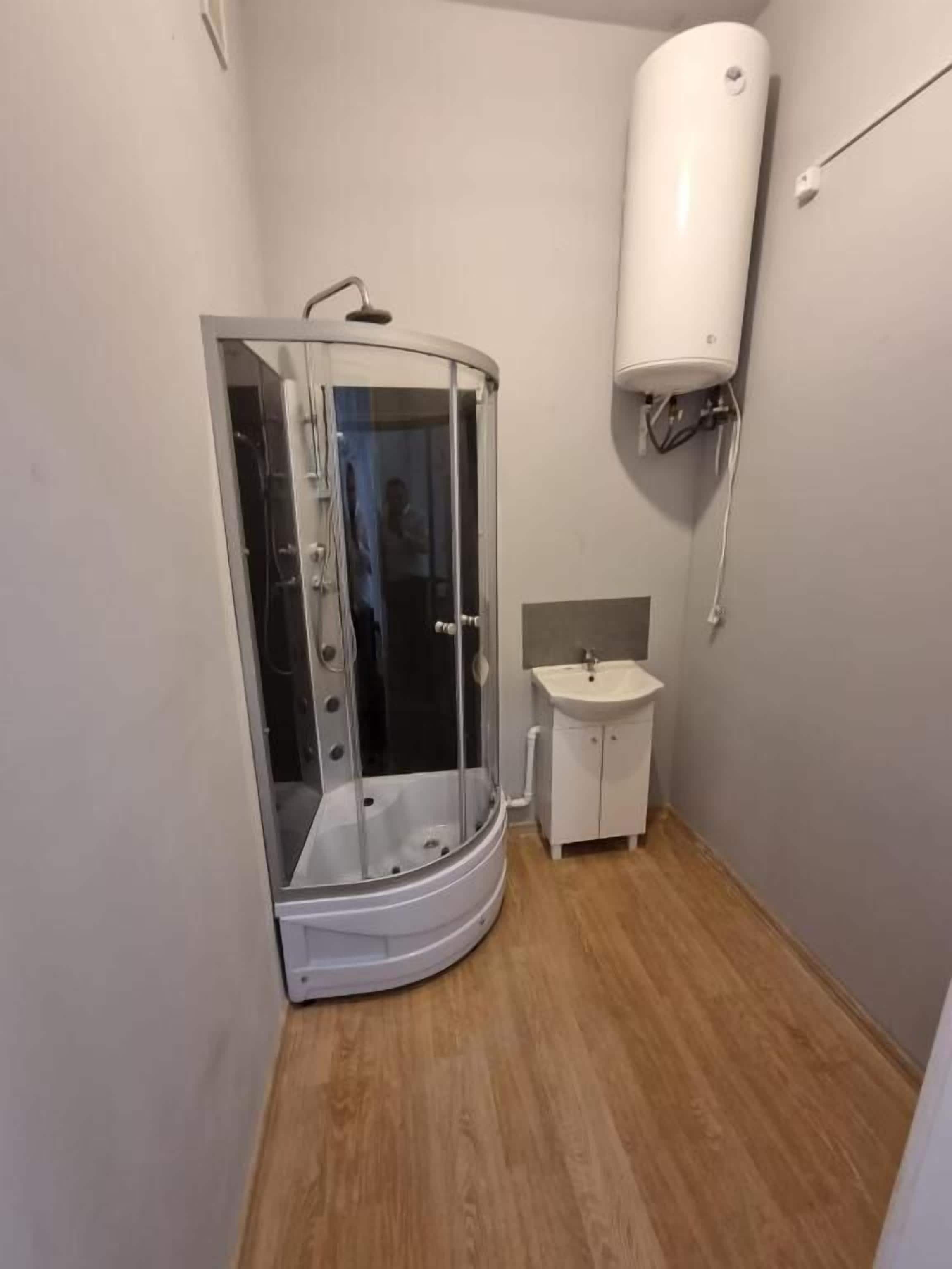 Secador de cabelo, toalhas de banho, sabonete, papel higiênico