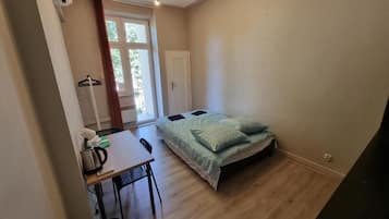 Quarto casal clássico, 1 cama de casal | Escrivaninha, espaço de trabalho para notebook