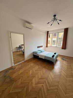 Doppia Classic, 1 letto matrimoniale | Una scrivania, postazione laptop, insonorizzazione, ferro/asse da stiro