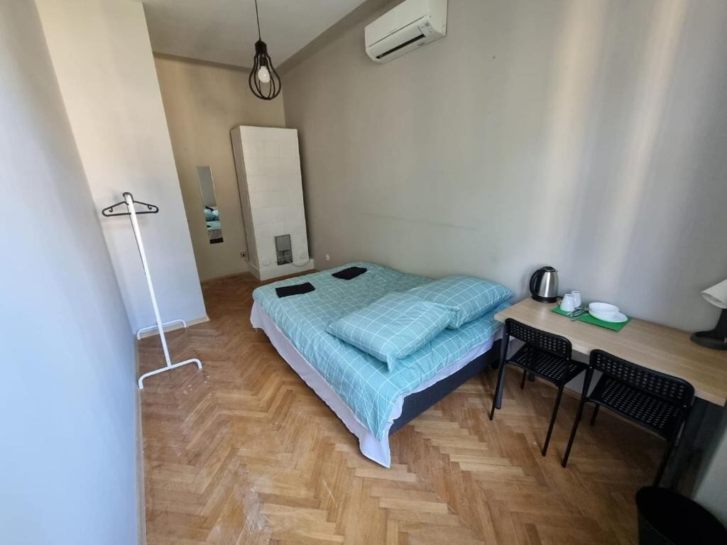 Quarto casal clássico, 1 cama de casal | Escrivaninha, espaço de trabalho para notebook