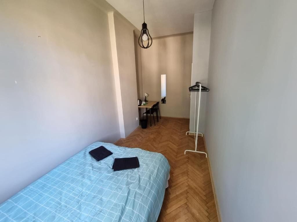 Klassieke tweepersoonskamer, 1 tweepersoonsbed | Een bureau, een laptopwerkplek, een strijkplank/strijkijzer, gratis wifi