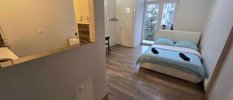 Quarto casal clássico, 1 cama de casal | Escrivaninha, espaço de trabalho para notebook